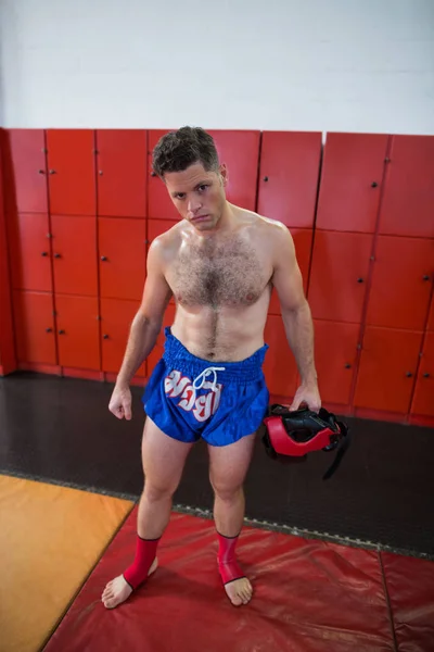 Boxeador sosteniendo un casco — Foto de Stock