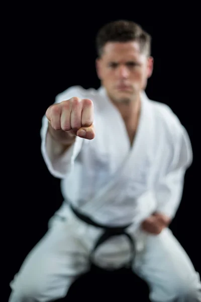 Karate spelare utför karate hållning — Stockfoto