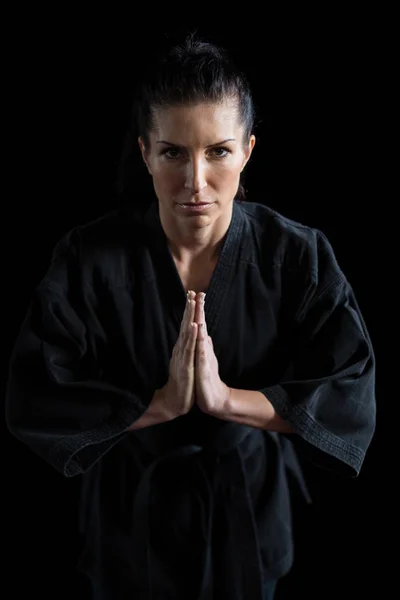 Jugadora de karate en pose de oración — Foto de Stock