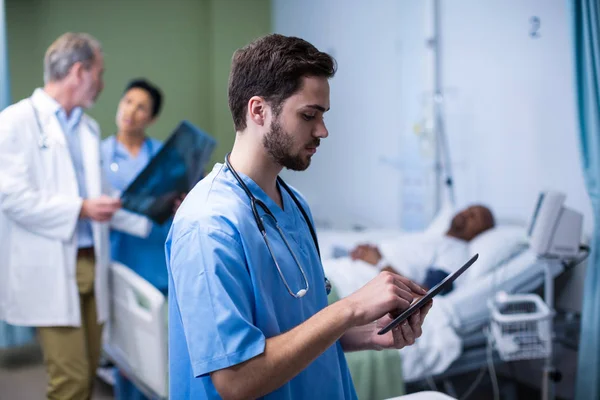 Krankenpfleger mit digitalem Tablet auf Station — Stockfoto