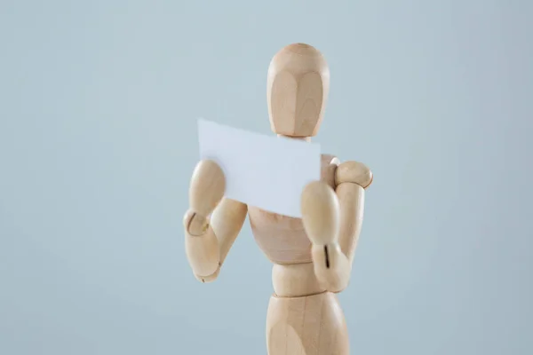 Estatueta de madeira segurando cartaz — Fotografia de Stock