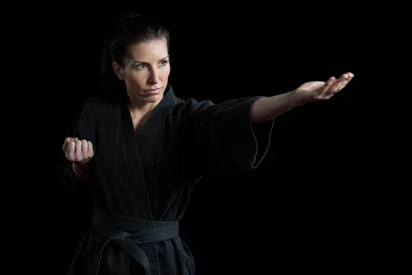 Vrouwelijke karate speler uitvoeren van karate houding — Stockfoto