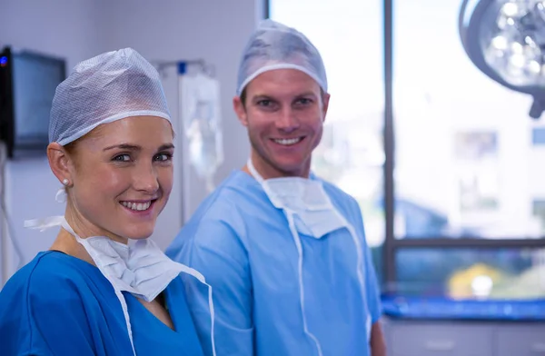 Porträtt av manliga och kvinnliga sjuksköterska leende — Stockfoto