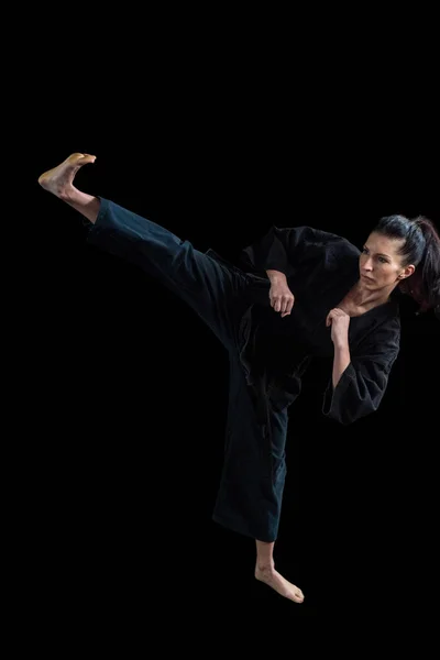 Karate-Spielerin mit Karate-Haltung — Stockfoto
