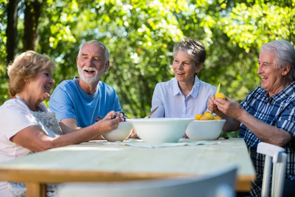 Senior paren verwijderen zaden van abrikoos vruchten — Stockfoto