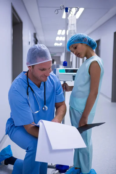 Médico mostrando informe médico a chica —  Fotos de Stock