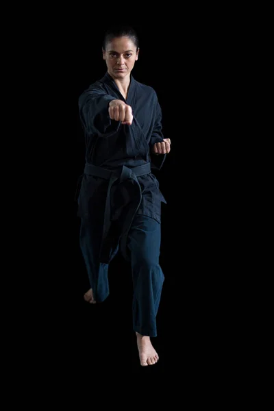Giocatrice di karate femminile che esegue una posizione di karate — Foto Stock