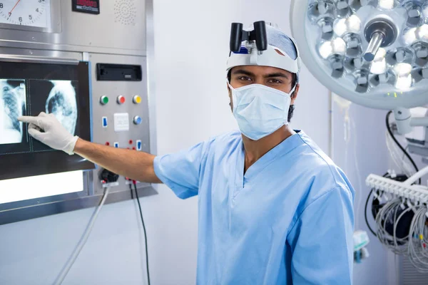 Male surgeon reading x-ray — Stock Photo, Image