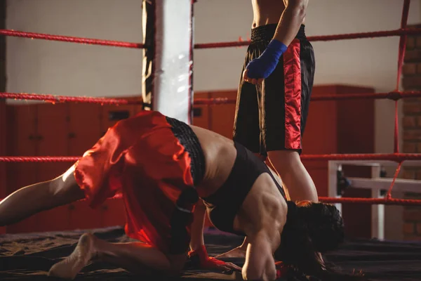 Duas pugilistas a lutar no ringue — Fotografia de Stock