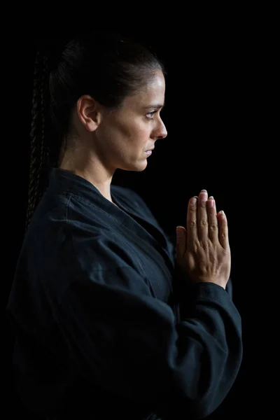 Jogadora de karatê feminino em pose de oração — Fotografia de Stock