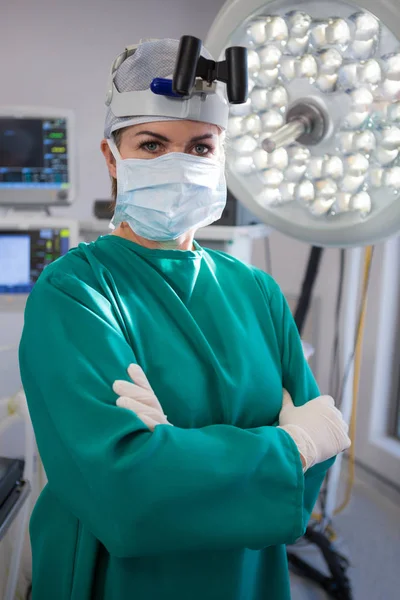 女外科医生戴上外科手术放大镜 — 图库照片