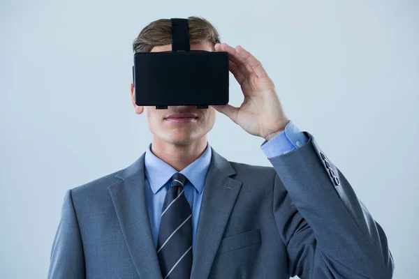Uomo d'affari che utilizza cuffie realtà virtuale — Foto Stock