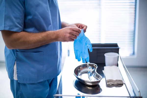 Surgeon wearing surgical glove — Stock Photo, Image