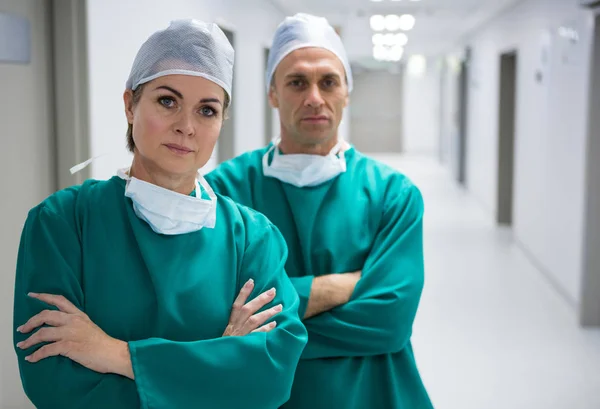 Хирурги, стоящие в коридоре — стоковое фото