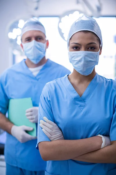 Medico donna in piedi con le braccia incrociate — Foto Stock