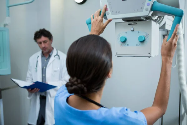 Médicos ajustando a máquina de raios-x — Fotografia de Stock