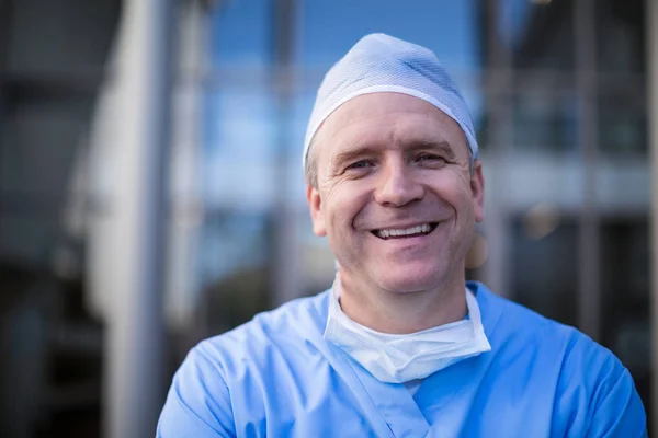 Male surgeon smiling at camera — Stock Photo, Image