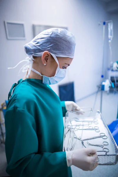 Женщина-хирург держит хирургический поднос — стоковое фото