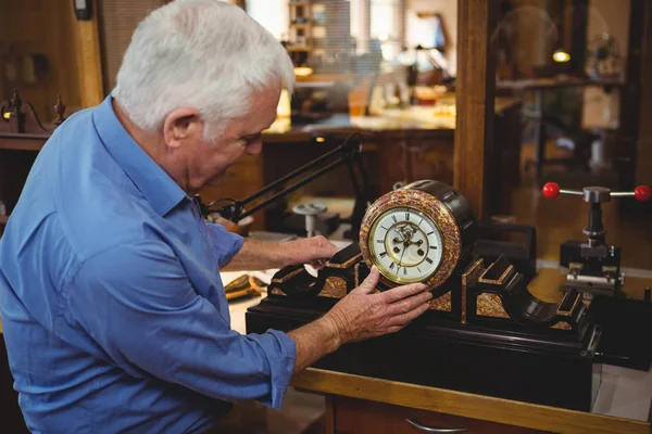 Horolog kontroll en klocka i verkstad — Stockfoto