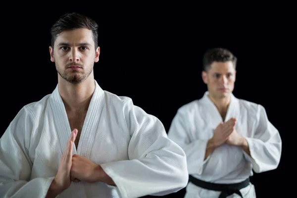 Dos luchadores de karate realizando postura de karate — Foto de Stock