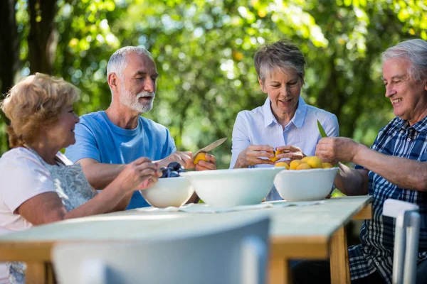Couples âgés enlevant les graines de fruits d'abricot — Photo