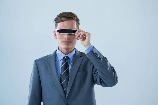 Επιχειρηματίας που χρησιμοποιεί γυαλιά εικονικής πραγματικότητας — Φωτογραφία Αρχείου