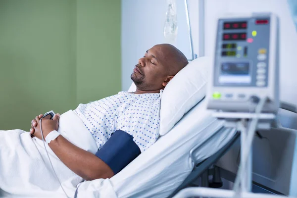 Paciente do sexo masculino em repouso na enfermaria — Fotografia de Stock