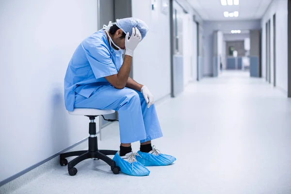 Smutné, chirurg sedí na židli — Stock fotografie