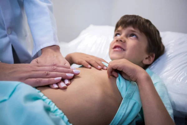 Ärztin untersucht Patientin — Stockfoto