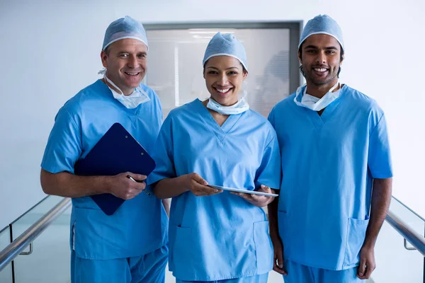 Chirurgové v nemocniční chodbě — Stock fotografie