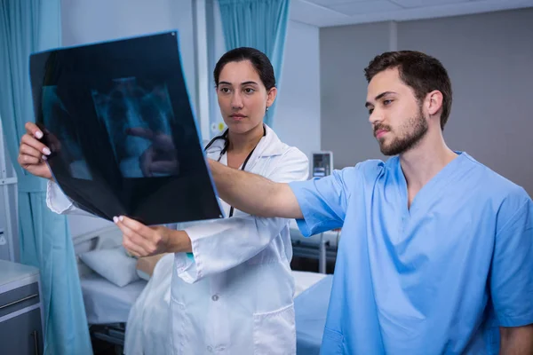 Médicos que examinam raios-X — Fotografia de Stock