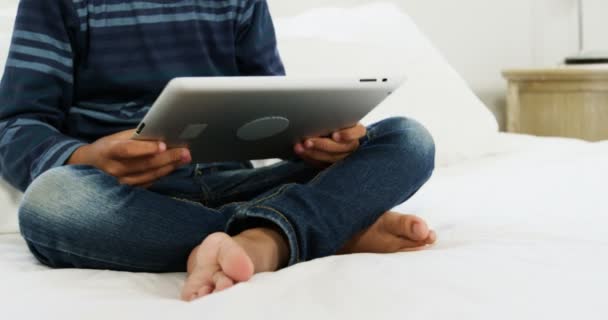 Chlapec používající digitální tablet — Stock video