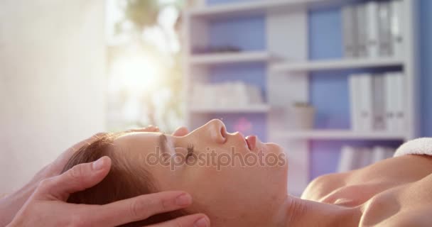 Paciente femenina recibiendo masaje en la cabeza — Vídeo de stock