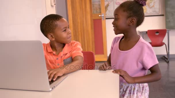 Schoolkinderen met laptop in de klas — Stockvideo