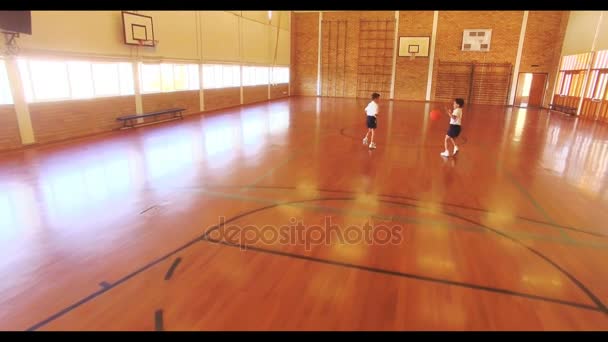 Jongens spelen basketbal in Hof — Stockvideo
