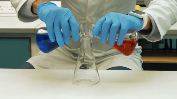 Cientista a fazer experiências químicas — Vídeo de Stock