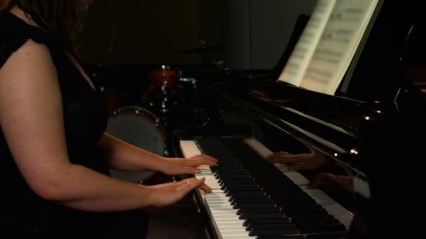 Mujer tocando un piano — Vídeo de stock