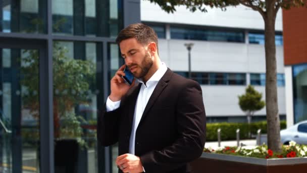 Geschäftsmann telefoniert mit dem Handy — Stockvideo