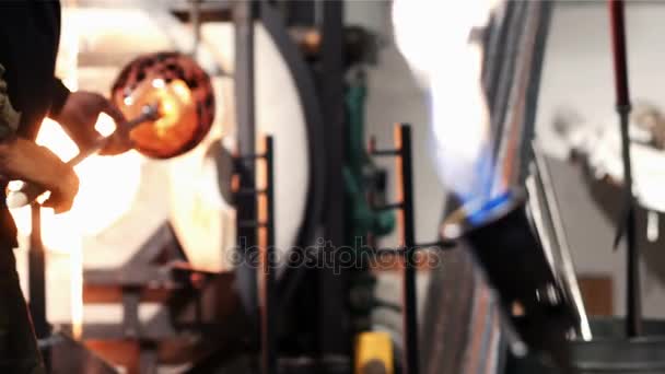 Glassblower bir parça cam Isıtma — Stok video