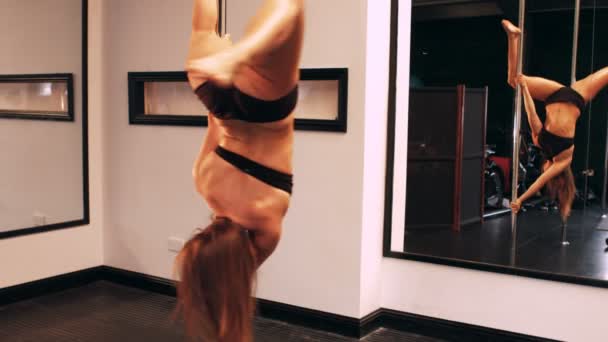 Dançarina de pólo praticando pole dance — Vídeo de Stock