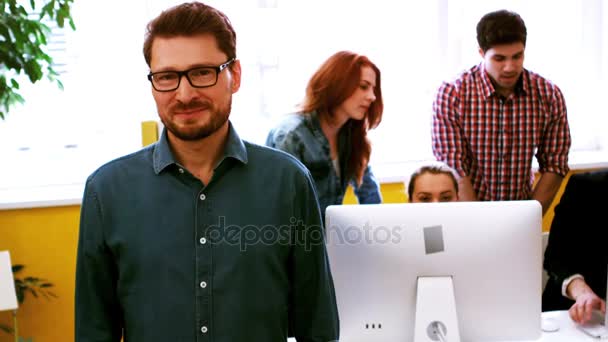 Ejecutivos de negocios sonriendo en la sala de conferencias — Vídeo de stock