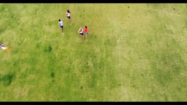 Děti hrají fotbal v školní hřiště — Stock video