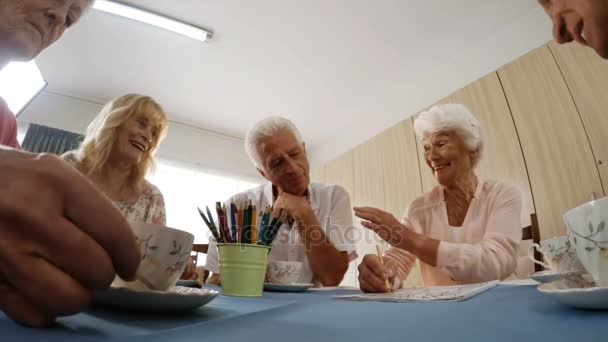 Senior ανδρών και γυναικών, έχοντας καφέ — Αρχείο Βίντεο