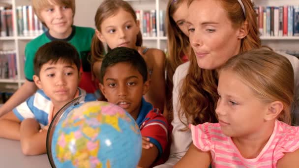 Lärare och schoolkids studera Globen — Stockvideo