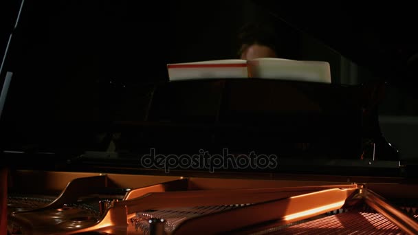 Mujer tocando un piano — Vídeo de stock