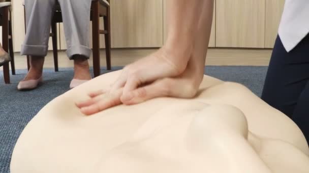 Парамедик во время тренировки сердечно-легочной реанимации — стоковое видео