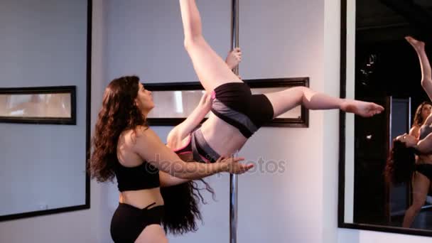 Instructor assisting pole dancer — Stock Video