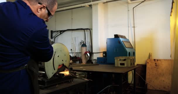 Soldador trabajando en taller — Vídeos de Stock