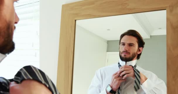 Bir kravat giyen adam — Stok video