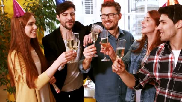 Керівники бізнесу тости келихи шампанського — стокове відео